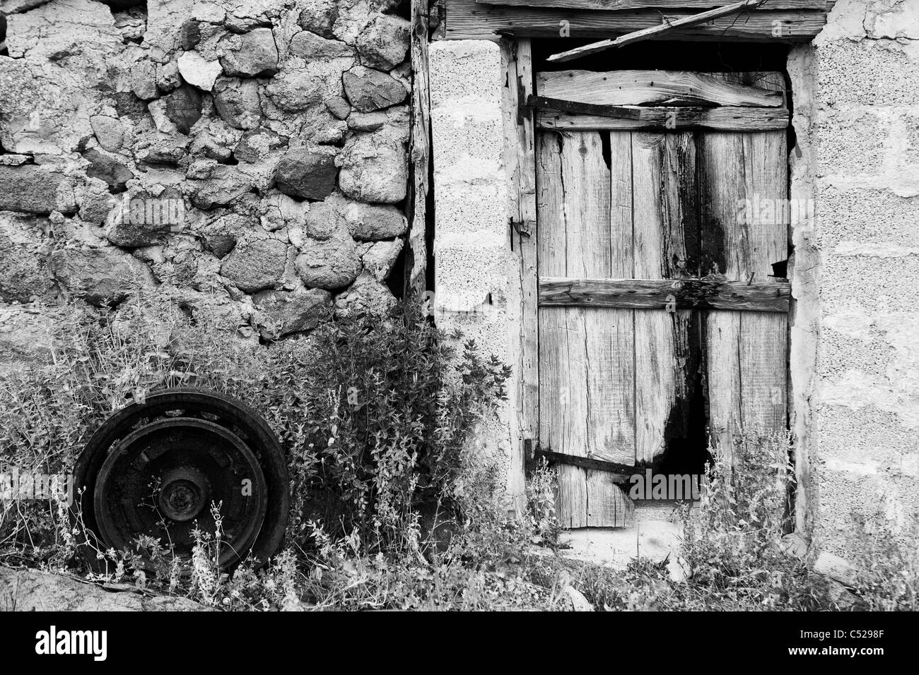 Ancora vita immagine di un tradizionale vecchio fienile in legno porta Foto Stock