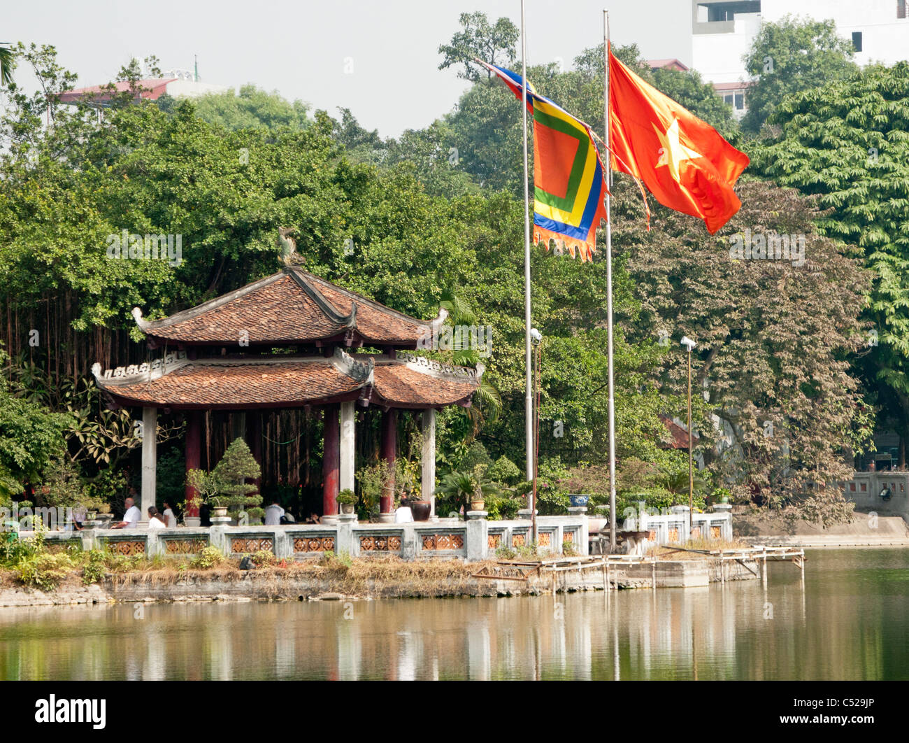 Ngoc Son tempio su di un isola del Lago Hoan Kiem, Hanoi, Vietnam Foto Stock