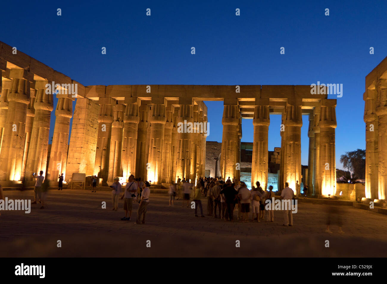 La corte illuminata di Amenhotep III nel Tempio di Luxor Foto Stock