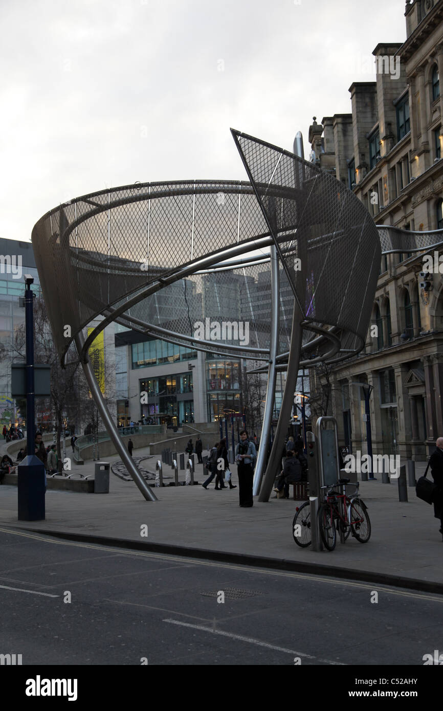 Vista sul centro commerciale triangolo, e opera d'arte in Manchester Foto Stock