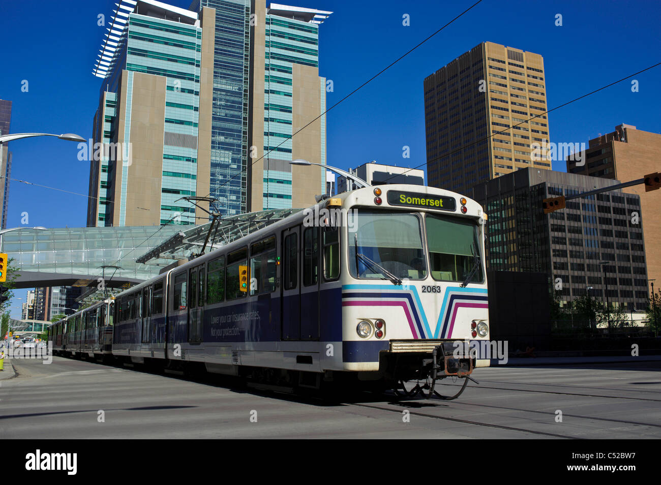 Transito urbano nel centro di Calgary Foto Stock