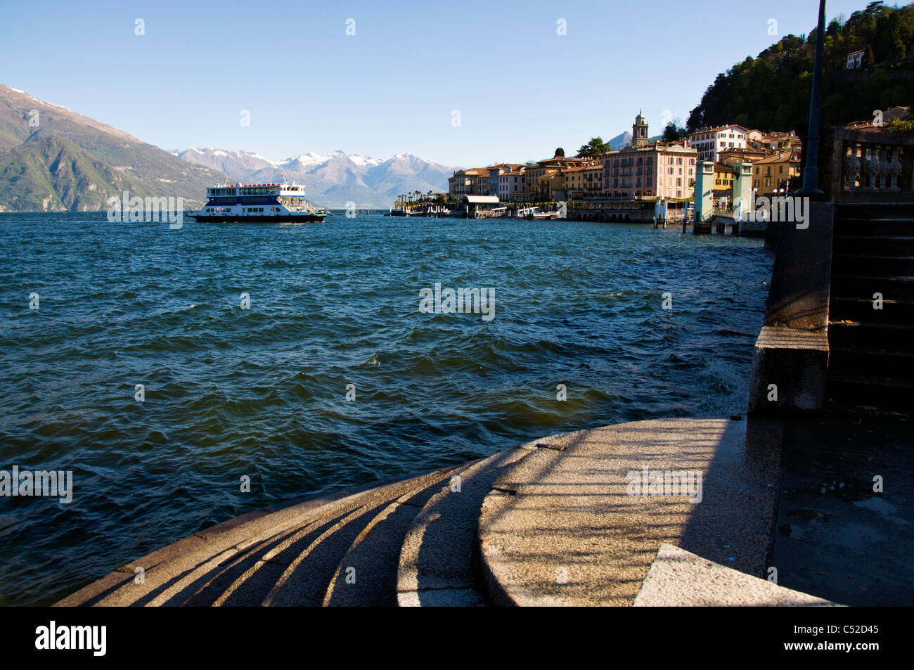 Traghetto sul Lago di Como docks a Bellagio Foto Stock
