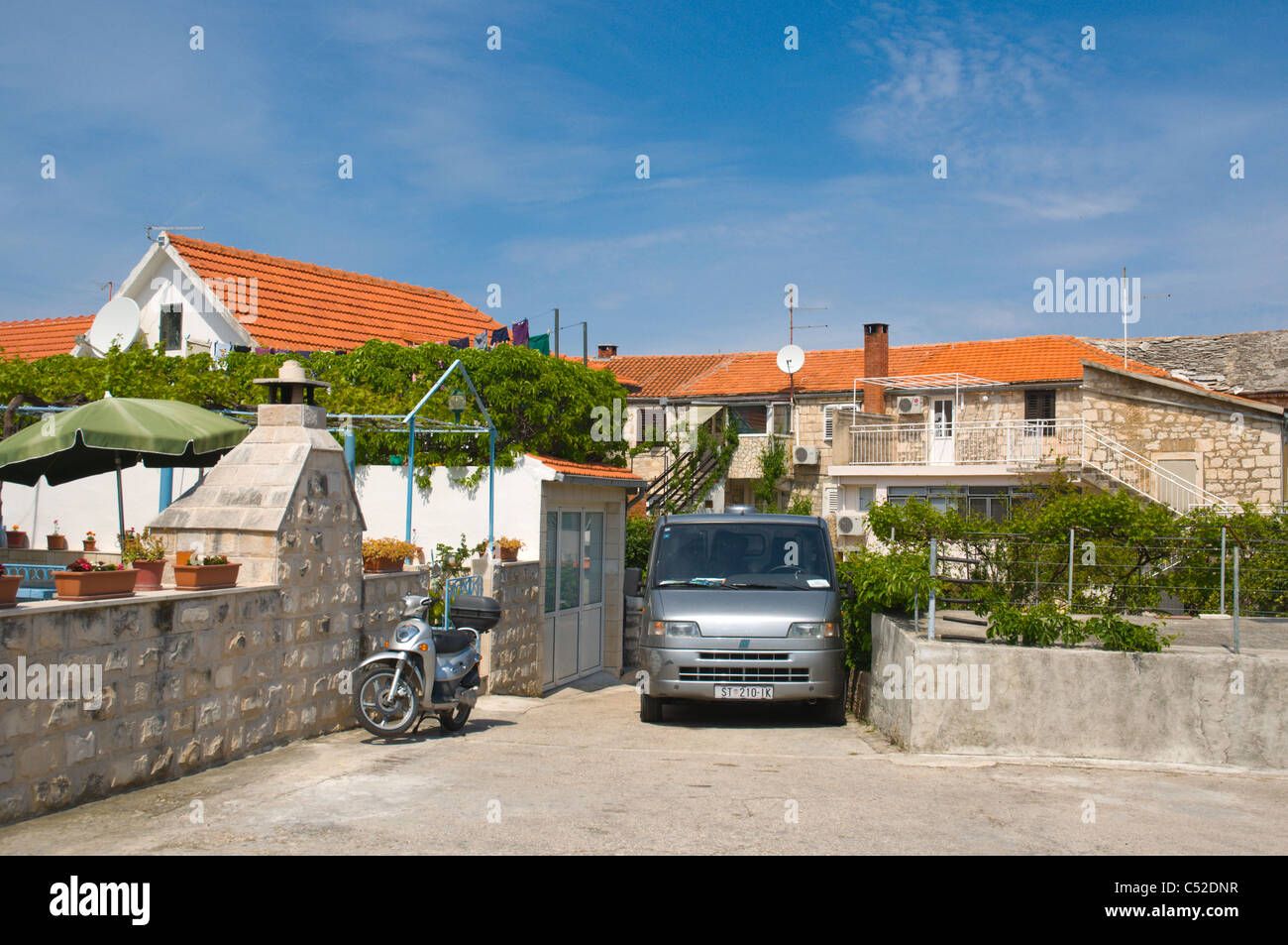 Case residenziali Supetar sull isola di Brac in Dalmazia Croazia Europa Foto Stock