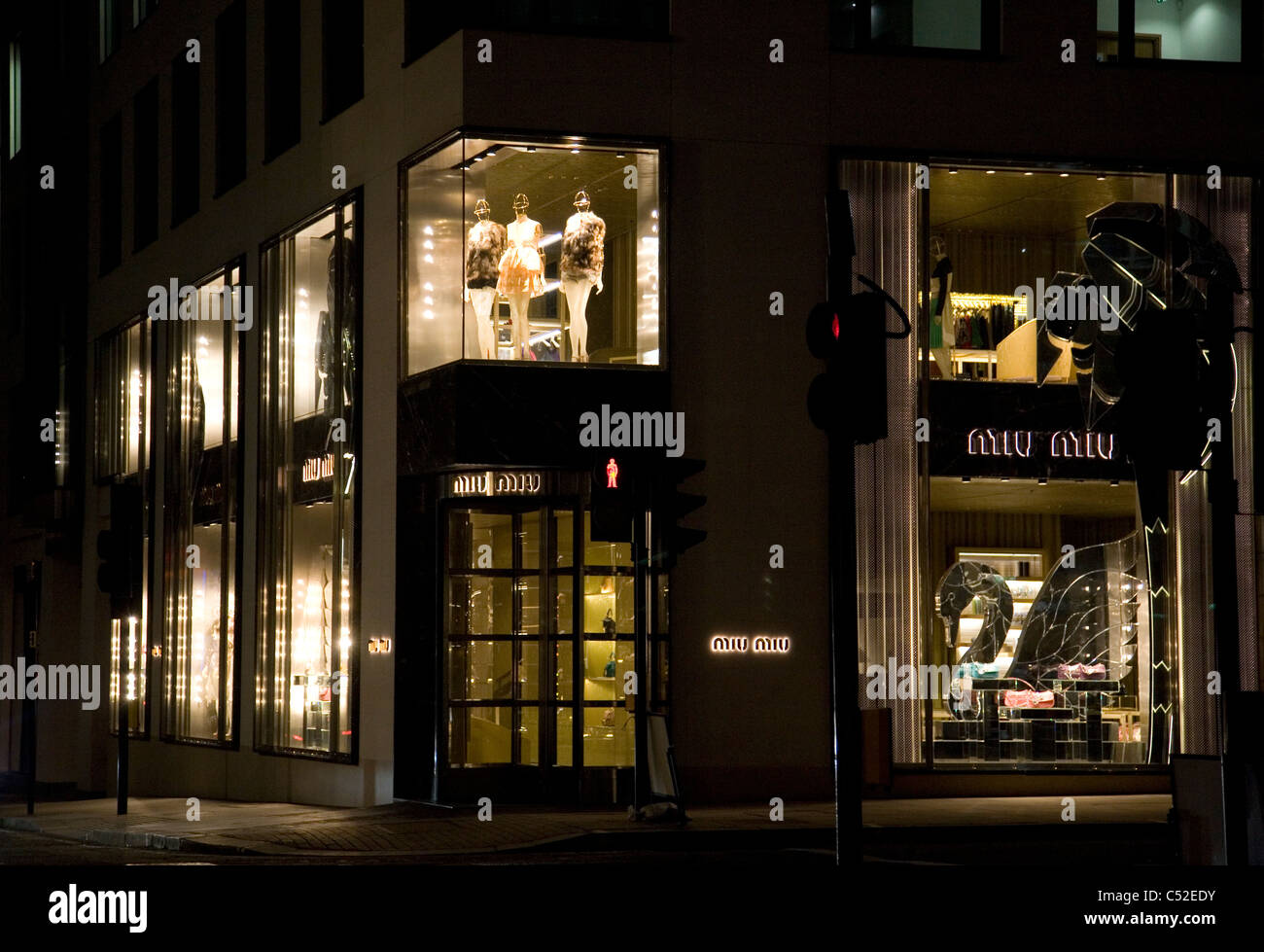 Miu Miu shop in notturna a Bond Street Foto Stock