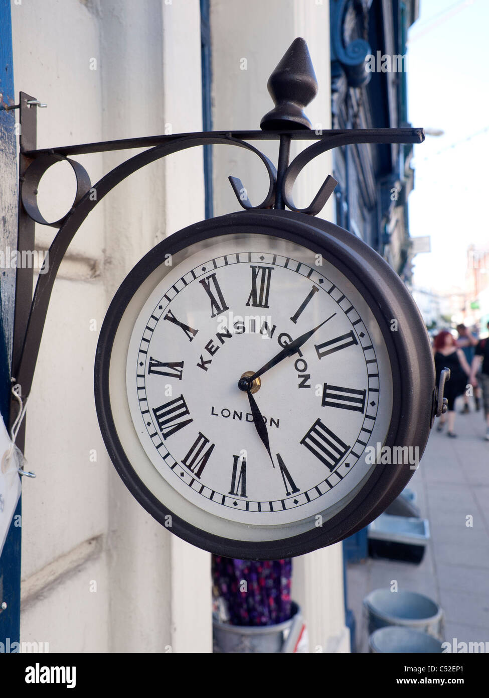 Replica di una stazione ferroviaria marcato orologio Kensington Londra per  uso domestico al di fuori di un bric a brac shop Foto stock - Alamy