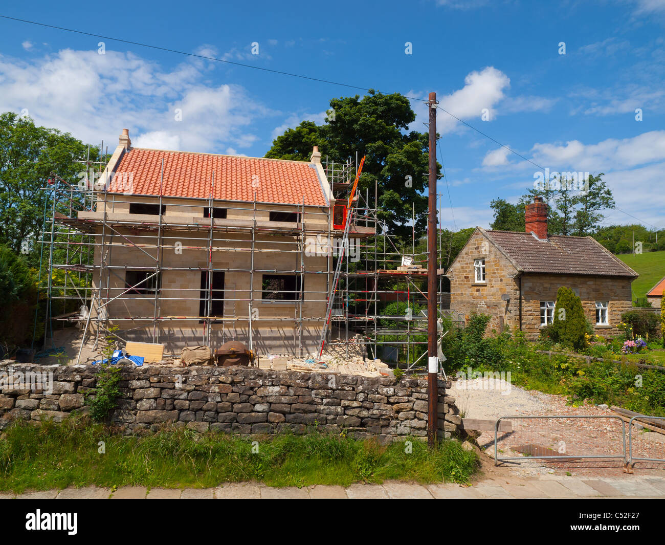 Una casa in costruzione al Lealholm nel North Yorkshire Moors National Park dove le nuove case devono avere aspetto tradizionale Foto Stock