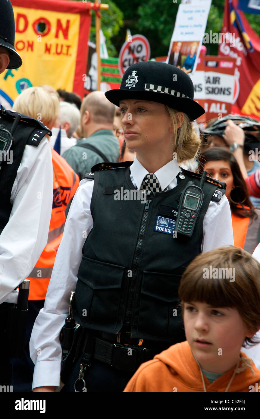 Donna di polizia con manifestanti a marzo a Londra per protestare contro il governo le modifiche alle pensioni. Foto Stock