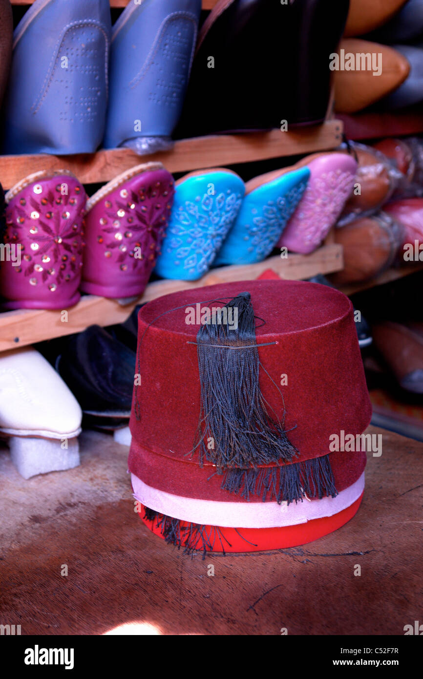 Fez e scarpe per la vendita in Fez Foto stock - Alamy
