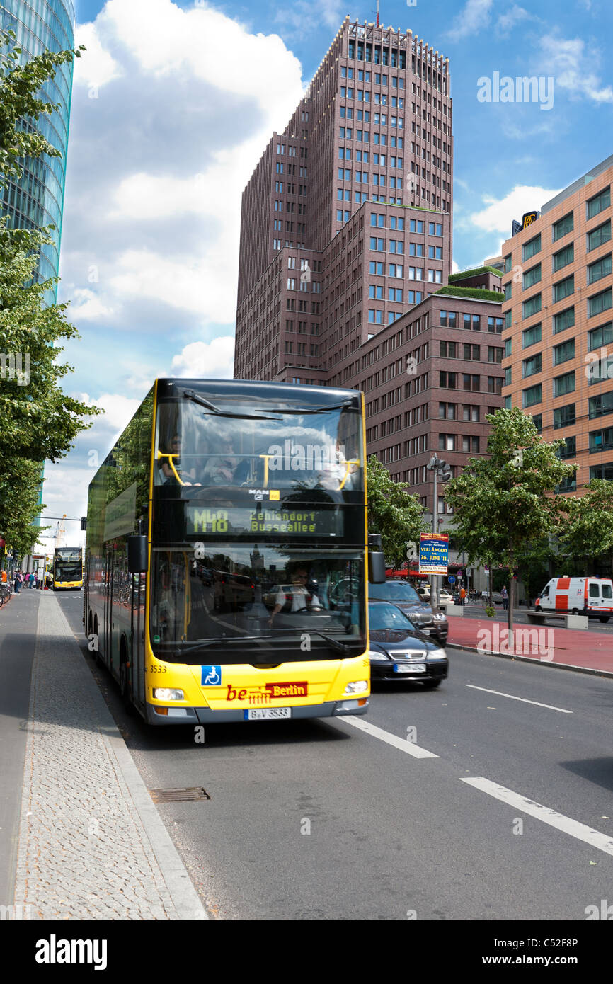 Vista posteriore della Kollhoff tower in Berlin Potsdamer Platz..L'autobus urbano che passa. Foto Stock