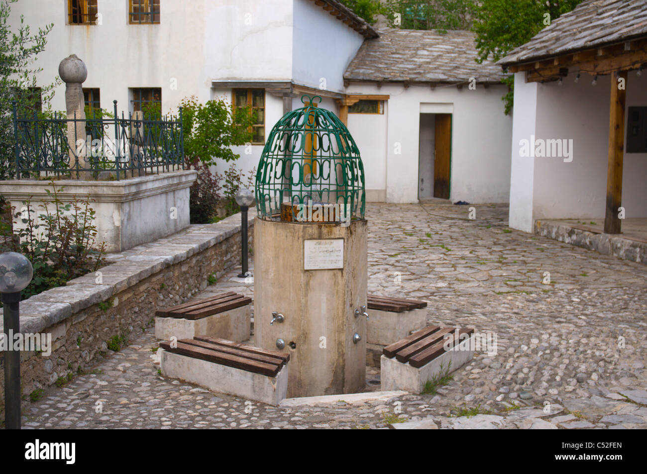 Abdest il posto per il lavaggio dei piedi al di fuori di una moschea della città di Mostar Bosnia Erzegovina Europa Foto Stock
