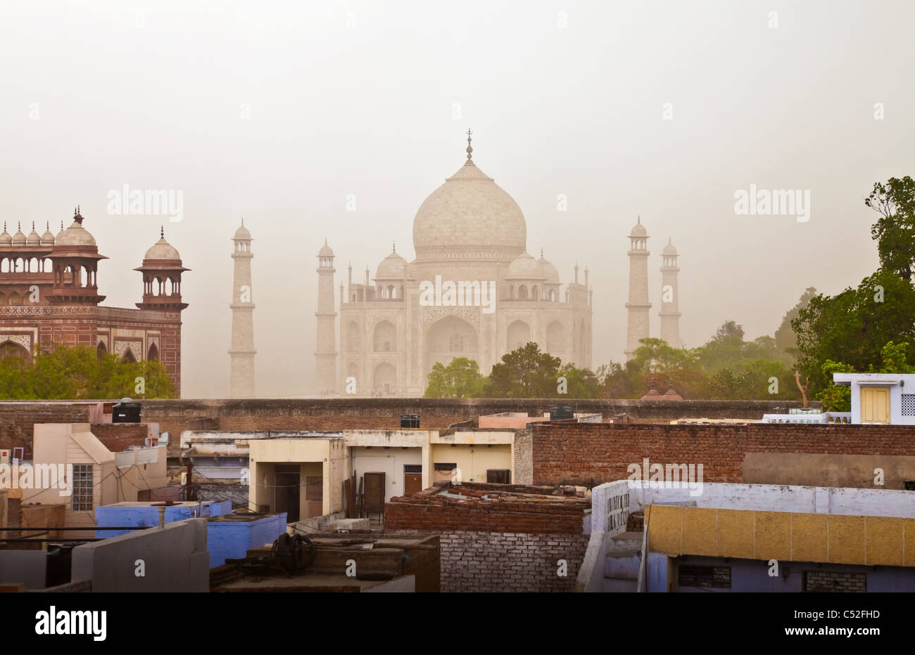 Il Taj Mahal è un mausoleo situato in Agra, India. Si tratta di uno dei più riconoscibili strutture in tutto il mondo. Foto Stock
