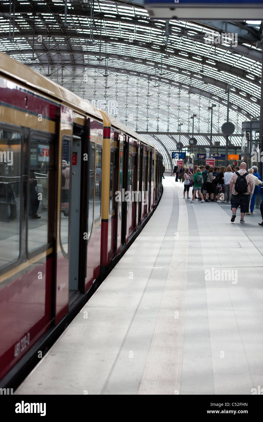 Le porte del treno si aprono a Berlino stazione centrale platform Foto Stock