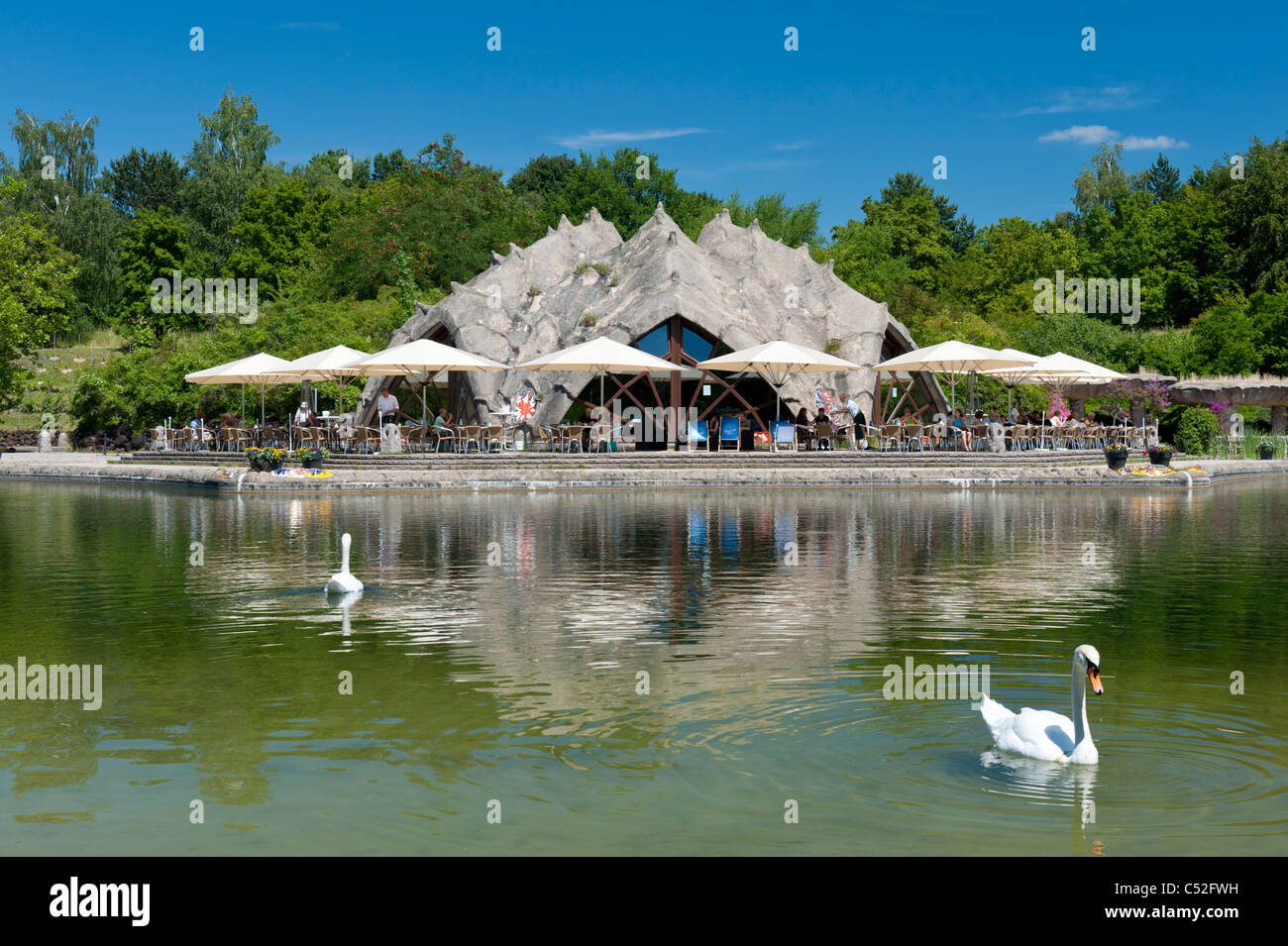 Lago e cafè al Britzer giardino nel quartiere Neukolln Berlino Germania Foto Stock