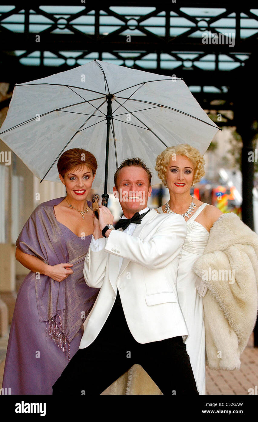 Stelle di Singin nella pioggia LtoR Cheryl McAvoy, Darren Bennett e Jacqui Rae al di fuori del Grand Theatre. Foto Stock