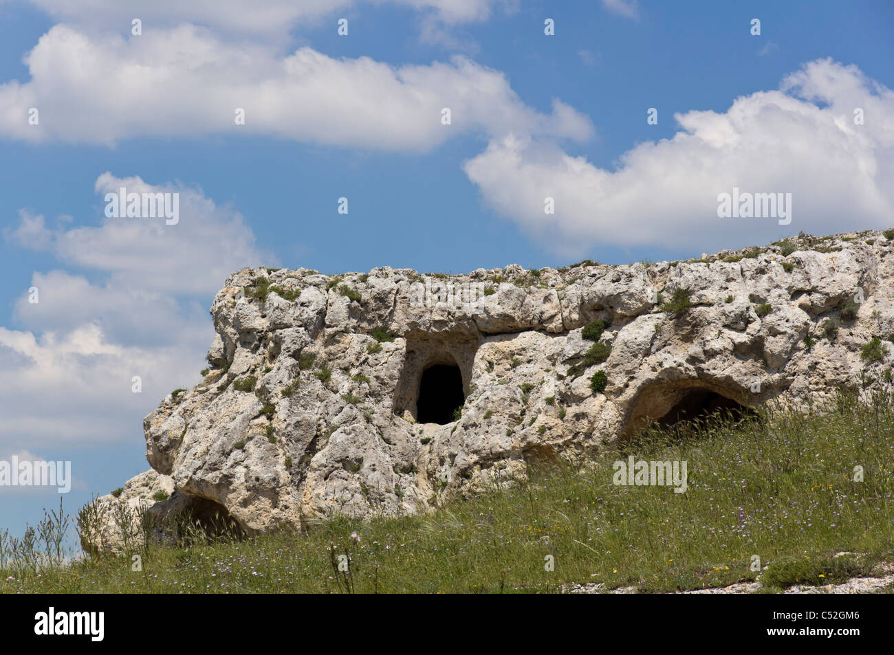 Parco della chiese rupestri, o roccia le chiese rupestri, rivolta verso la città di Matera attraverso il Gravina gorge. Grotte. Foto Stock