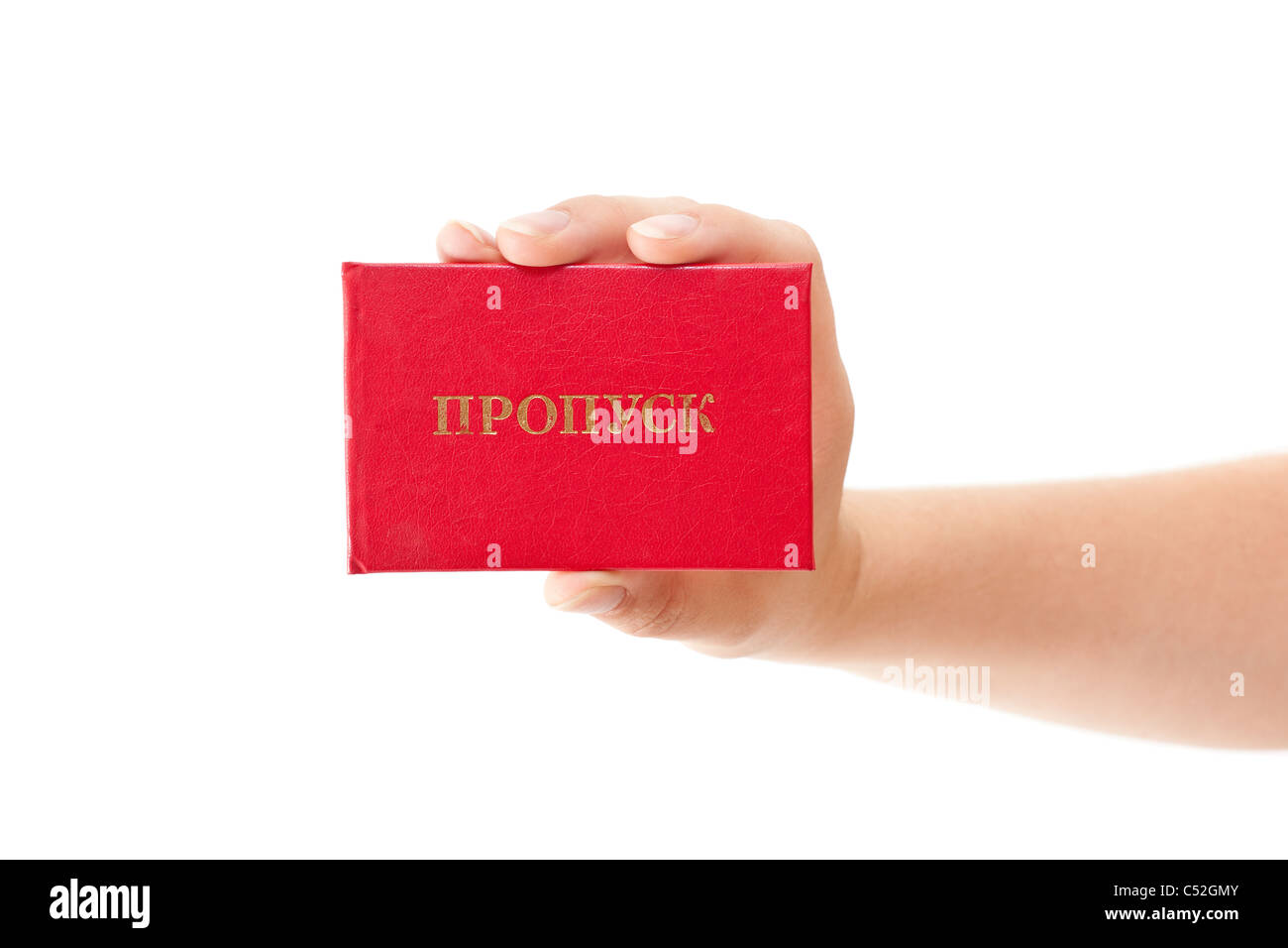 Red Card in umana mano caucasica isolata su sfondo bianco. Testo in Russia. Un piccolo libro rosso con la parola 'Pass'. Foto Stock