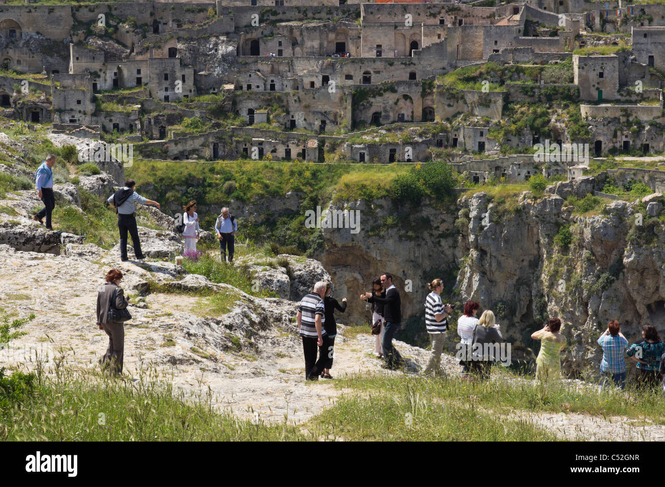 Chiese Rupestri, o roccia le chiese rupestri, rivolta verso la città di Matera attraverso il Gravina gorge. Parte turistica di visitare le grotte. Foto Stock