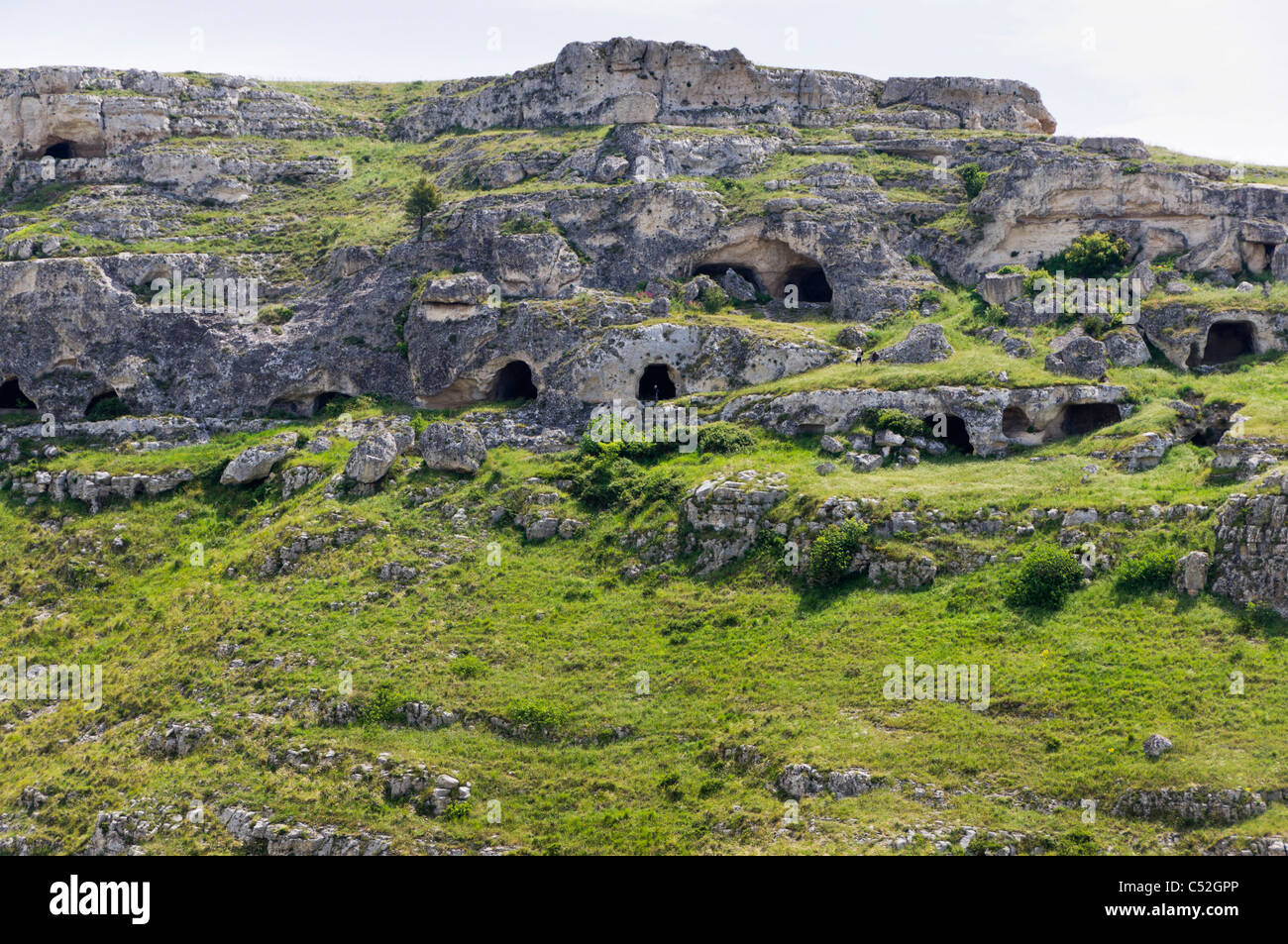 Parco della chiese rupestri, o roccia le chiese rupestri, rivolta verso la città di Matera attraverso il Gravina gorge. Le grotte in collina. Foto Stock