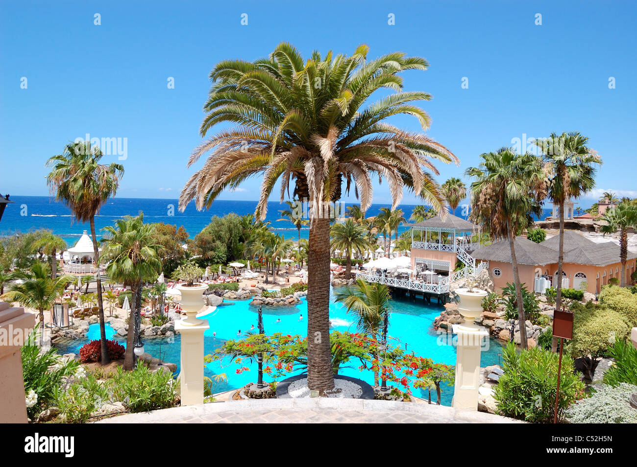 Piscina, ristorante all'aria aperta e la spiaggia di hotel di lusso, isola di Tenerife, Spagna Foto Stock