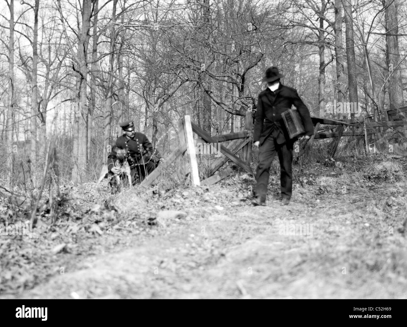 Poliziotto e cane di polizia in attesa del ladro, New York 1912 Foto Stock