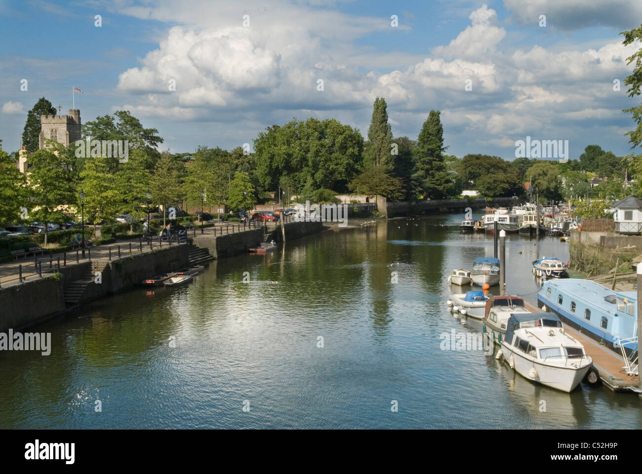 Il fiume Tamigi a Twickenham Middlesex. Torta di anguilla isola barche di cantiere. Il terrapieno e St Marys chiesa parrocchiale. 2010s HOMER SYKES Foto Stock