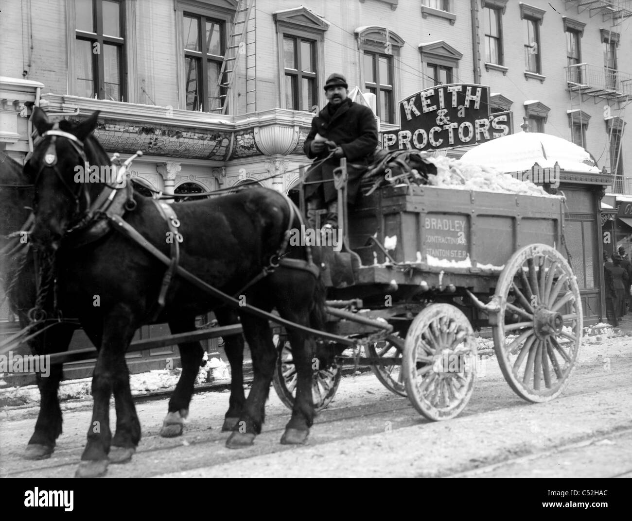 La pulizia della neve dalle strade di camion, New York City, 1908 Foto Stock