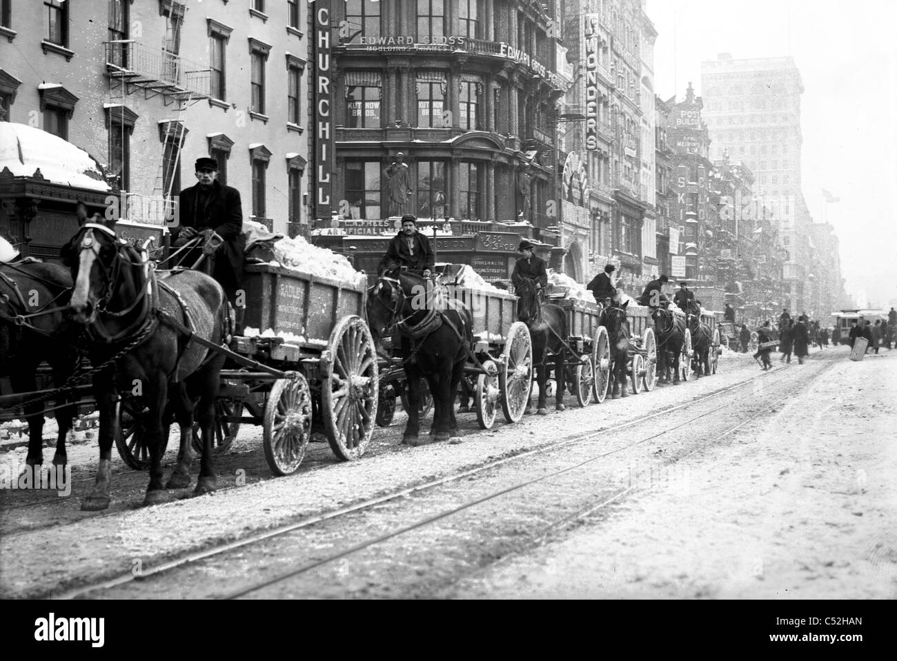 La pulizia della neve dalle strade di camion, New York City, 1908 Foto Stock