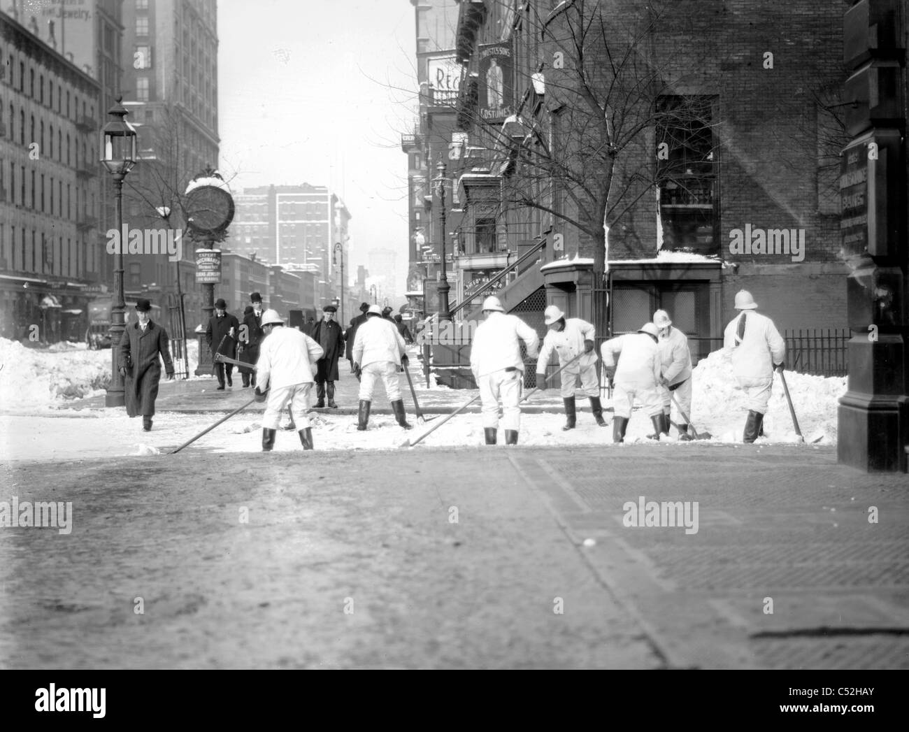 Pulizia dei lavoratori neve dalle strade di New York City, 1908 Foto Stock