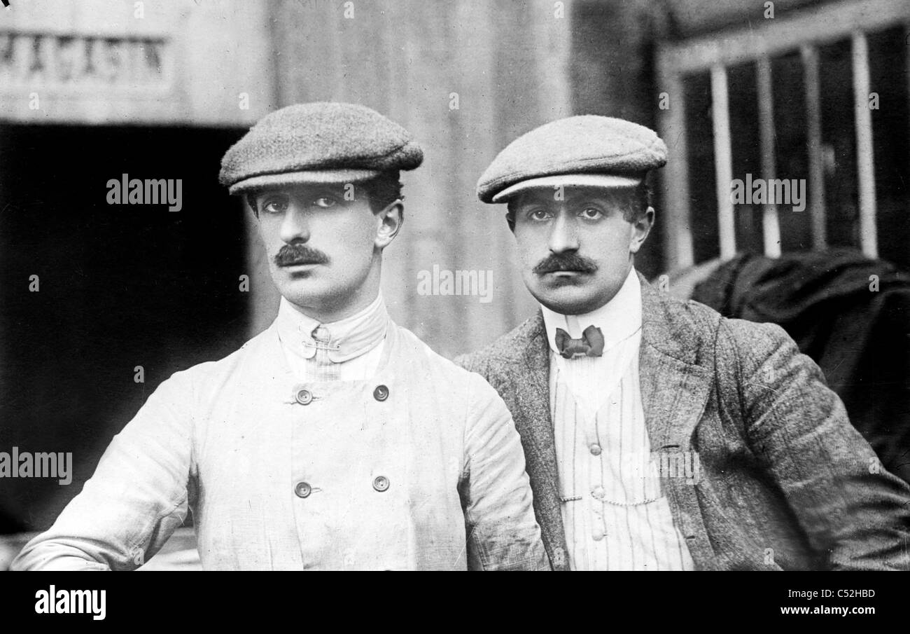 La Voisin fratelli, aviazione francese pionieri. Gabriel vicino (1880-1973), sulla sinistra, e Charles Voisin (1882-1912) Foto Stock