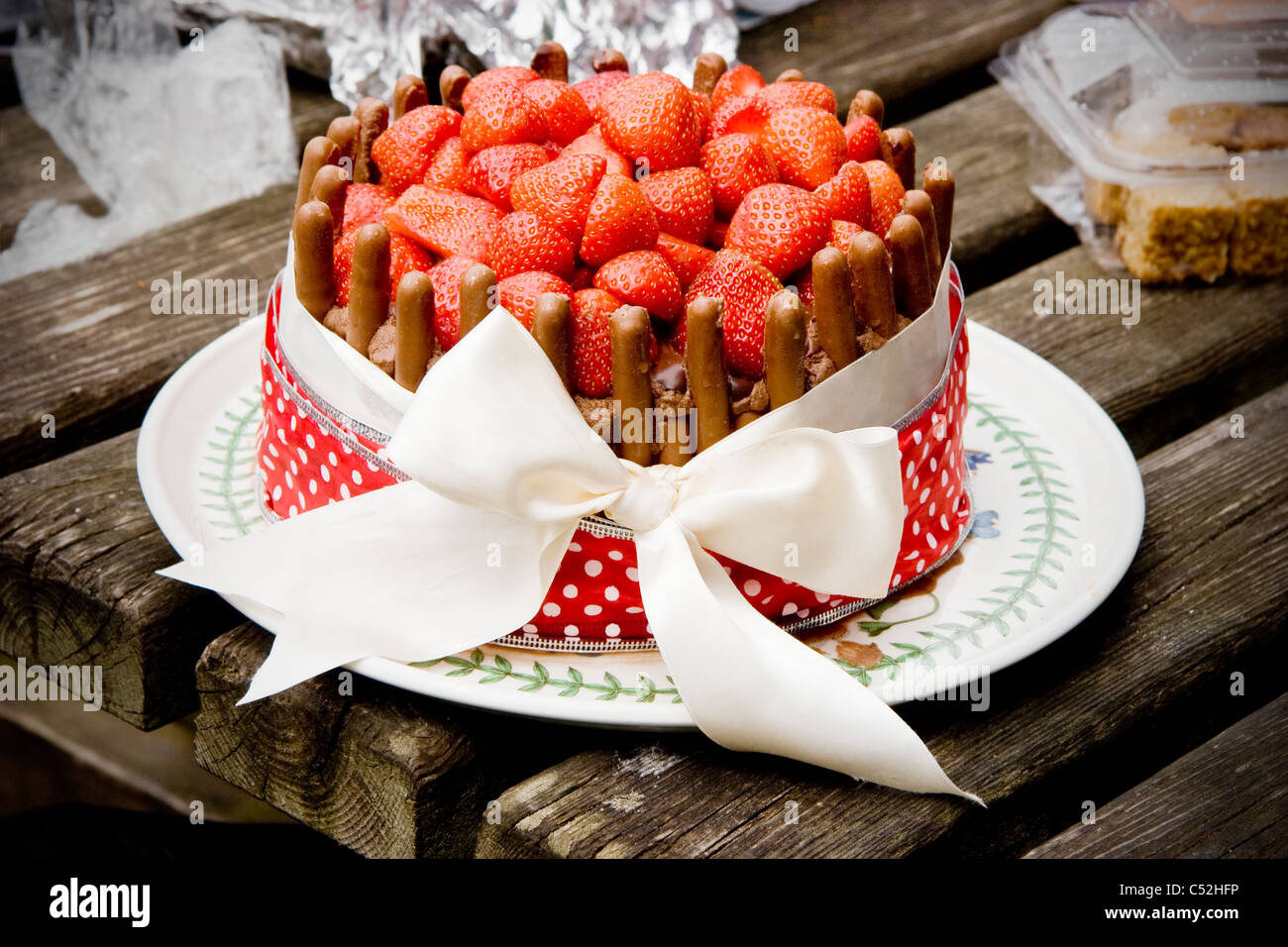 Il cioccolato e la torta di fragole Foto Stock