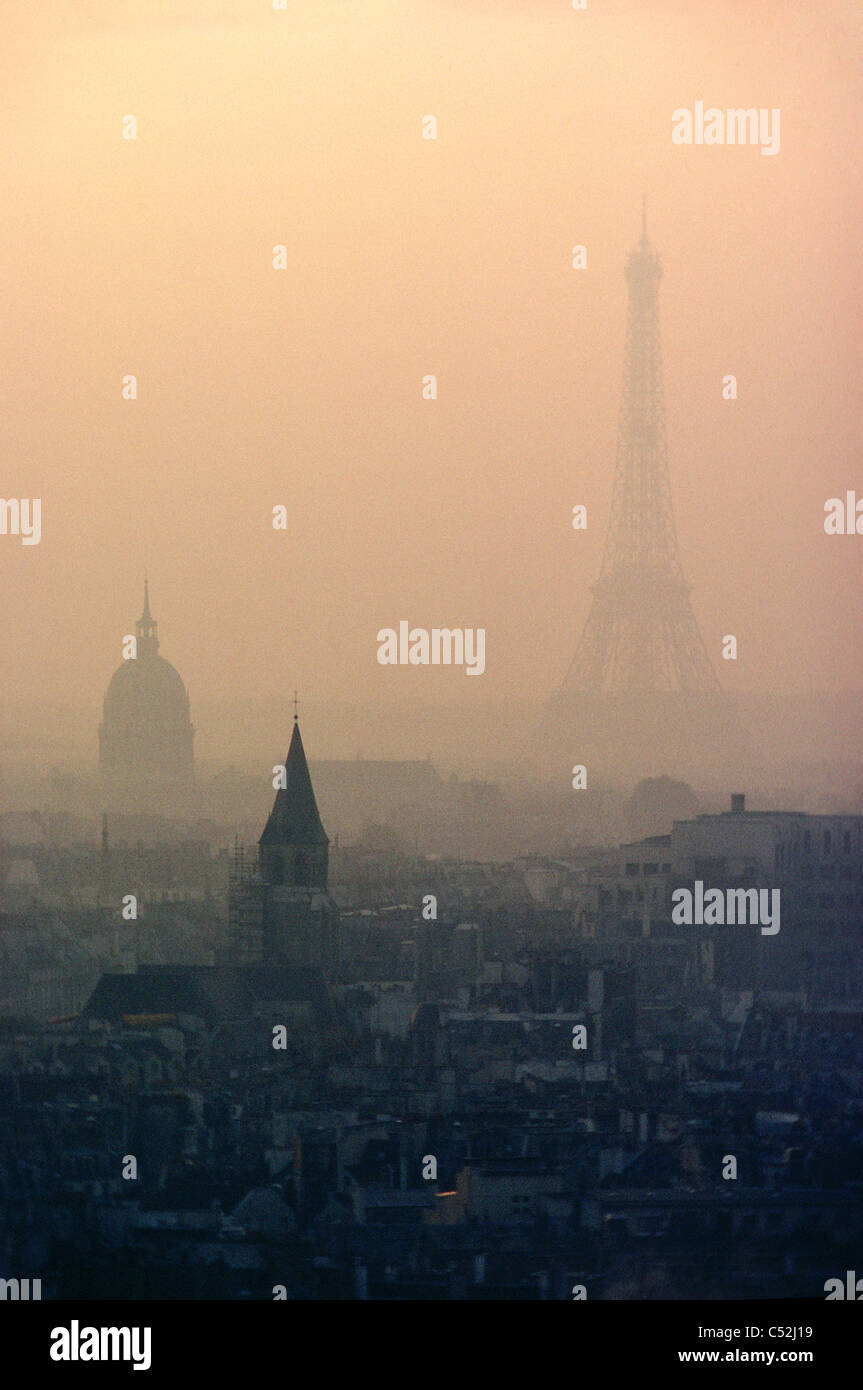 La nebbia Vista nebbiosa della Torre Eiffel al tramonto, Parigi, Francia. Foto Stock