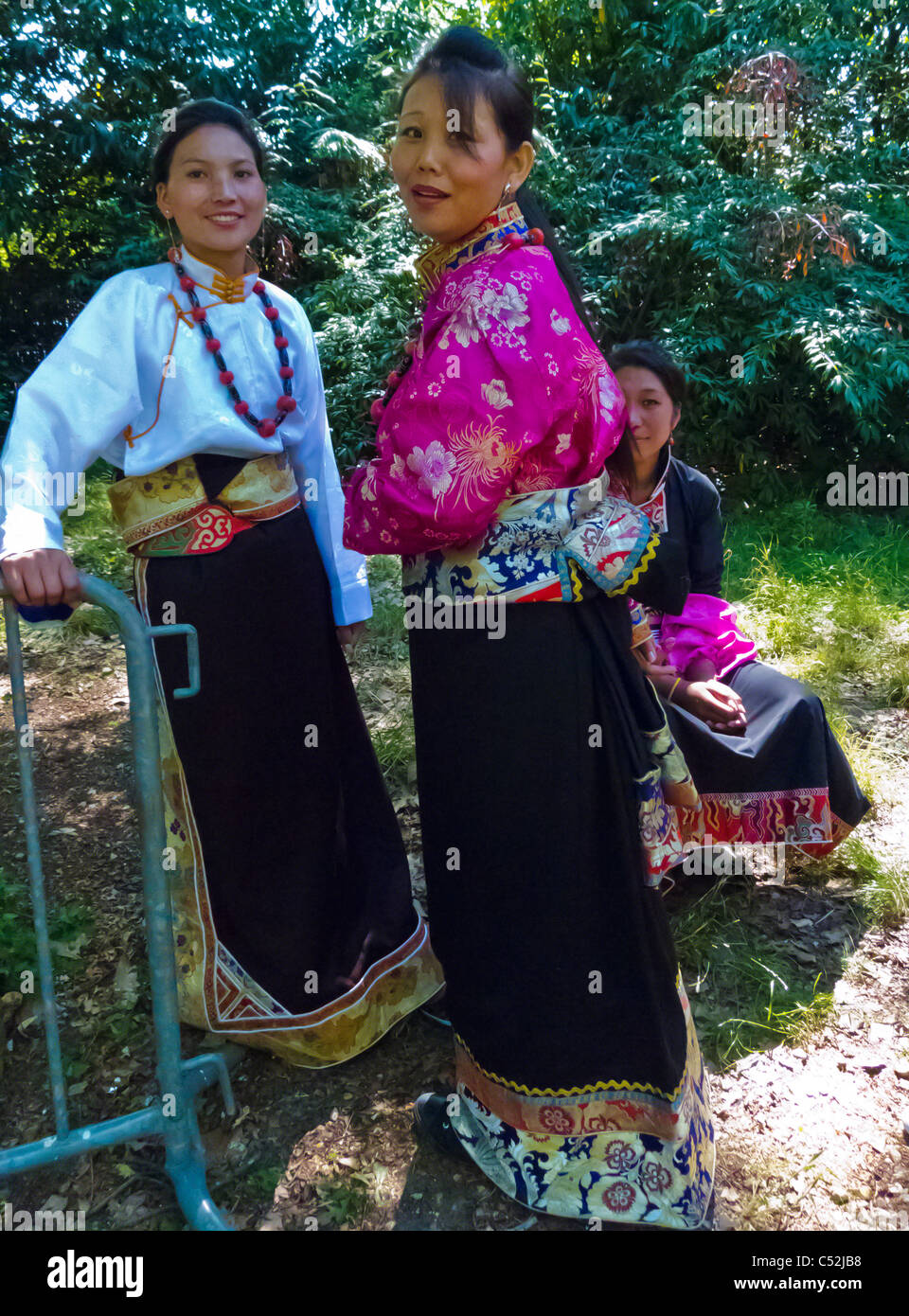 Parigi, fra-Nce, Festival buddista nel Parc de Vincennes, ballerini tibetani tradizionalmente vestiti donna, immigrati Europa, diverse culture religione, tibet persone Foto Stock