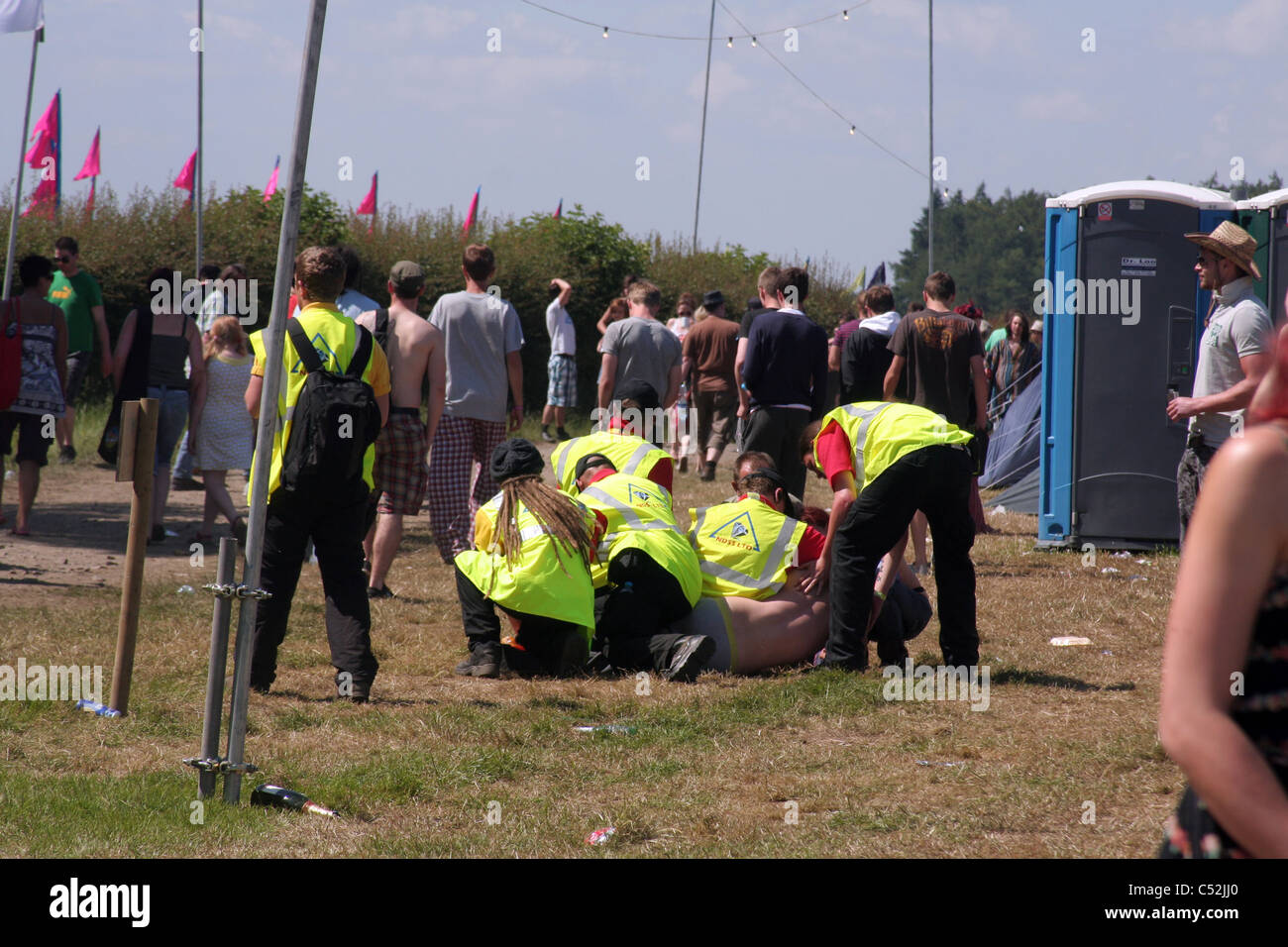 Il personale di sicurezza trattengono distressed man a 2011 Beatherder music festival, Clitheroe, Lancashire, Inghilterra, Regno Unito Foto Stock