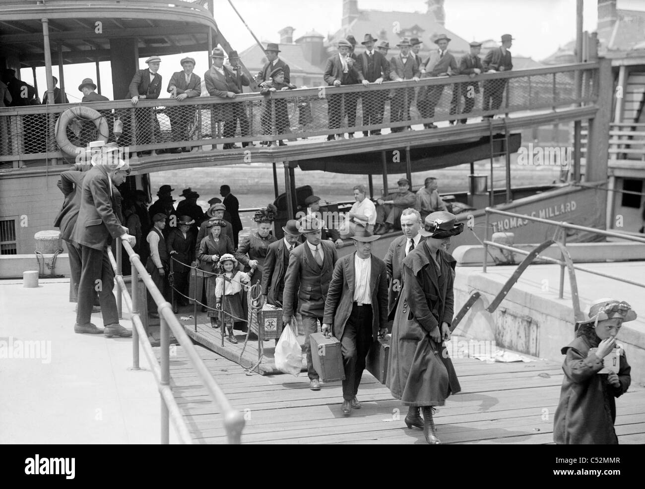 Gli immigrati che arrivano a Ellis Island, Stati Uniti d'America circa 1920 Foto Stock