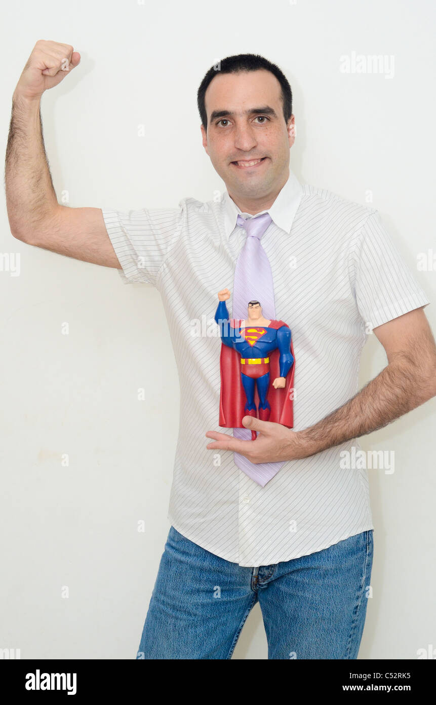 Giovane trentenne con il pulsante giù camicia e cravatta come superman Foto Stock