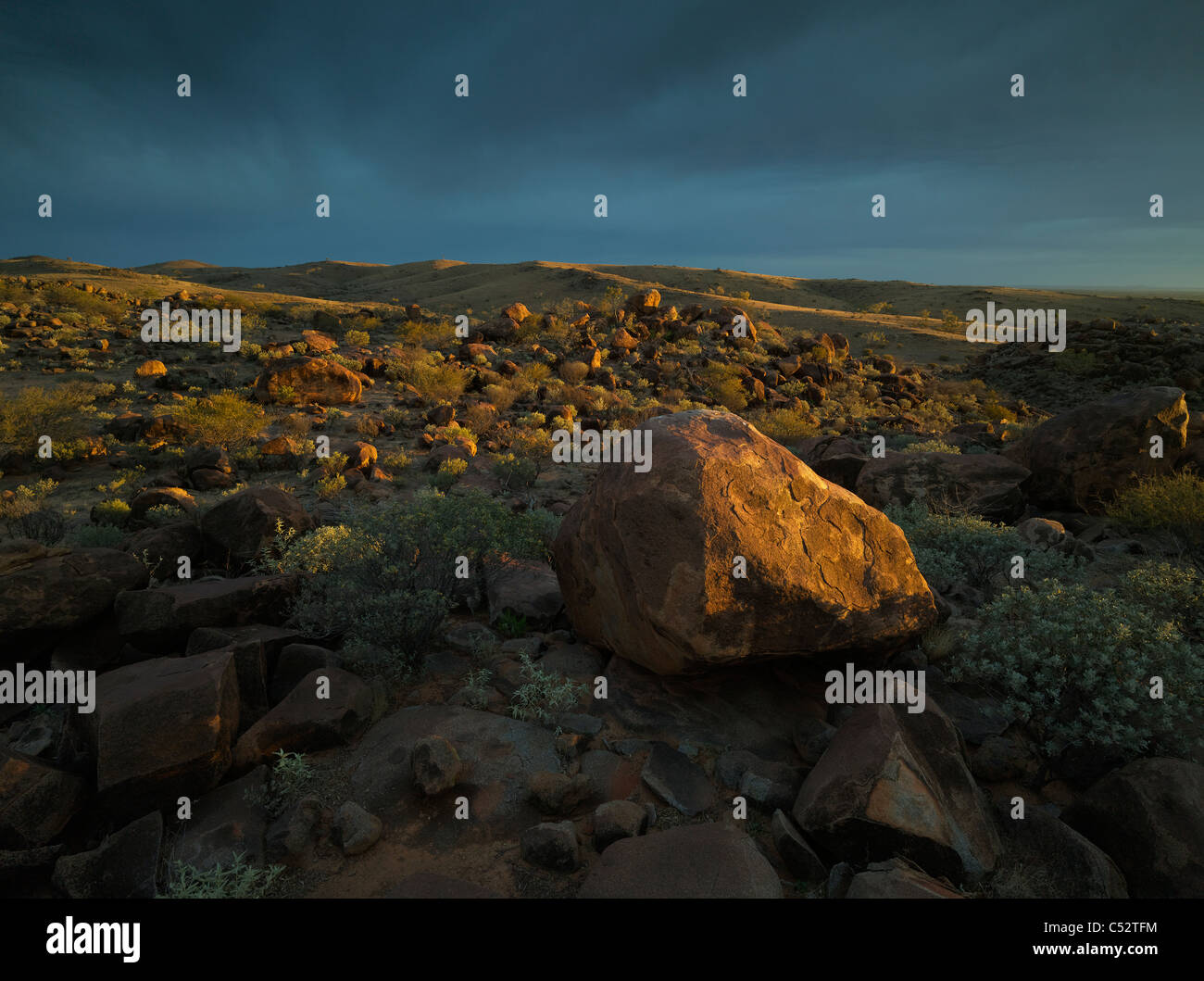 Massi di granito di Sturt National Park in drammatica luce Sunrise, Tibbooburra, Outback NSW Australia Foto Stock