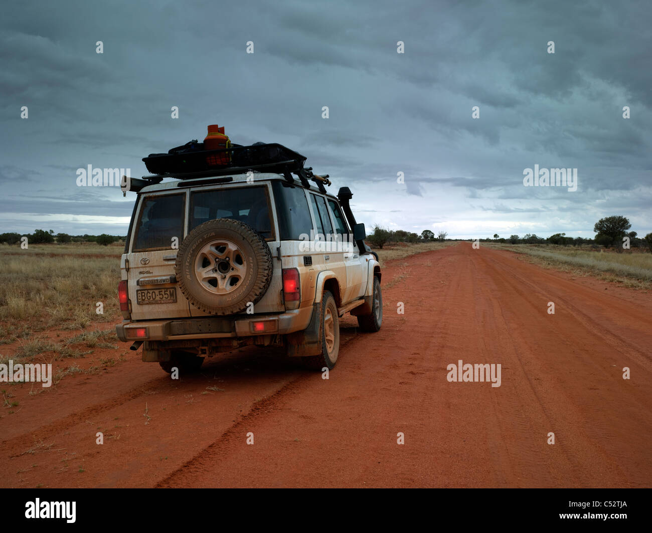 Rosso sporco, 4WD e Outback Australia, sulla strada del ritorno alla Bourke, NSW Australia Foto Stock