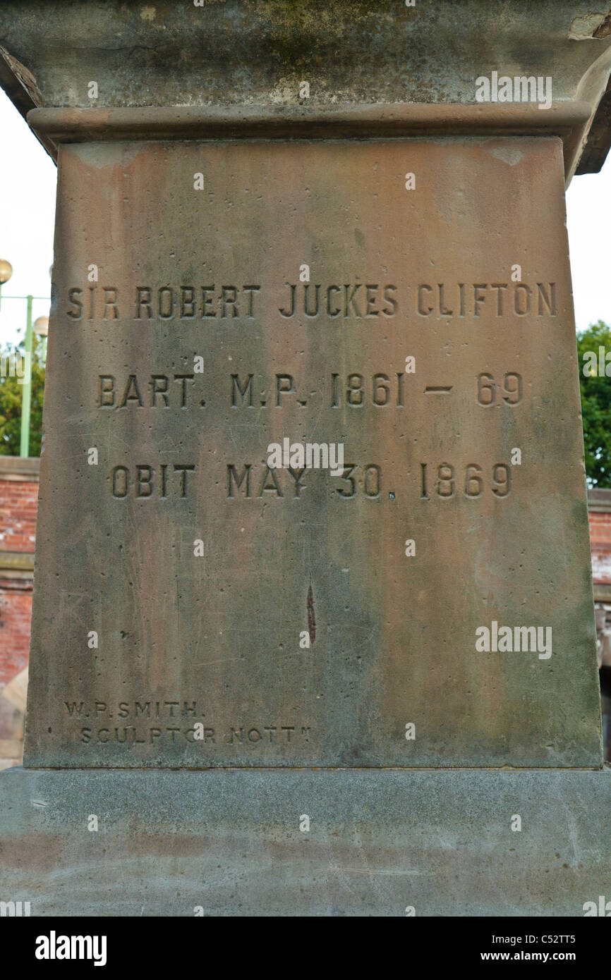 Iscrizione sul plinto sotto la statua di Sir Robert Juckes Clifton, Vittoriano MP Foto Stock