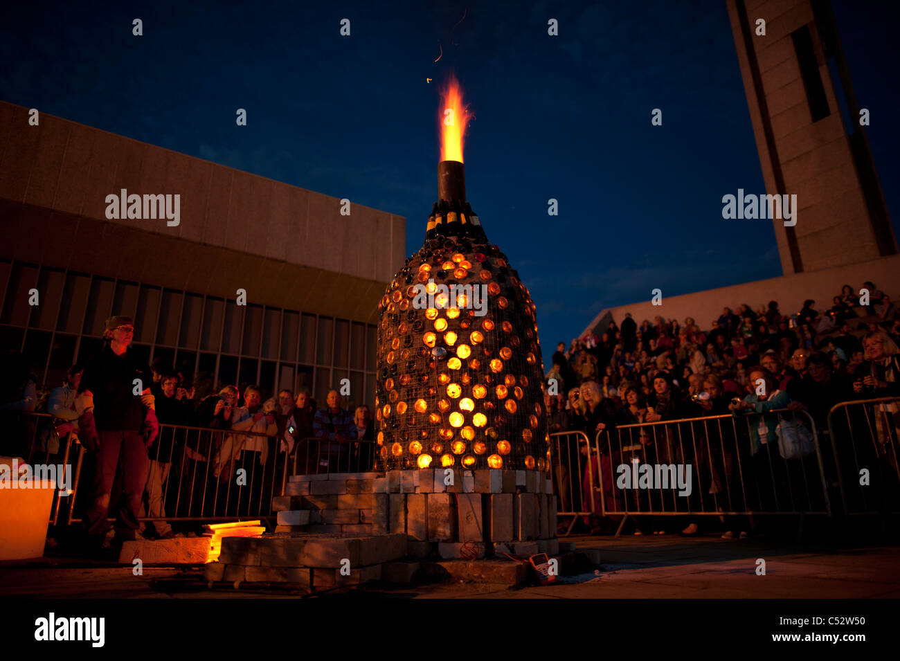 KARIN PUTCH-GRASSI, ceramica italiana maker, il suo lancio appositamente costruita una bottiglia di vetro forno a livello internazionale Festa della ceramica Foto Stock