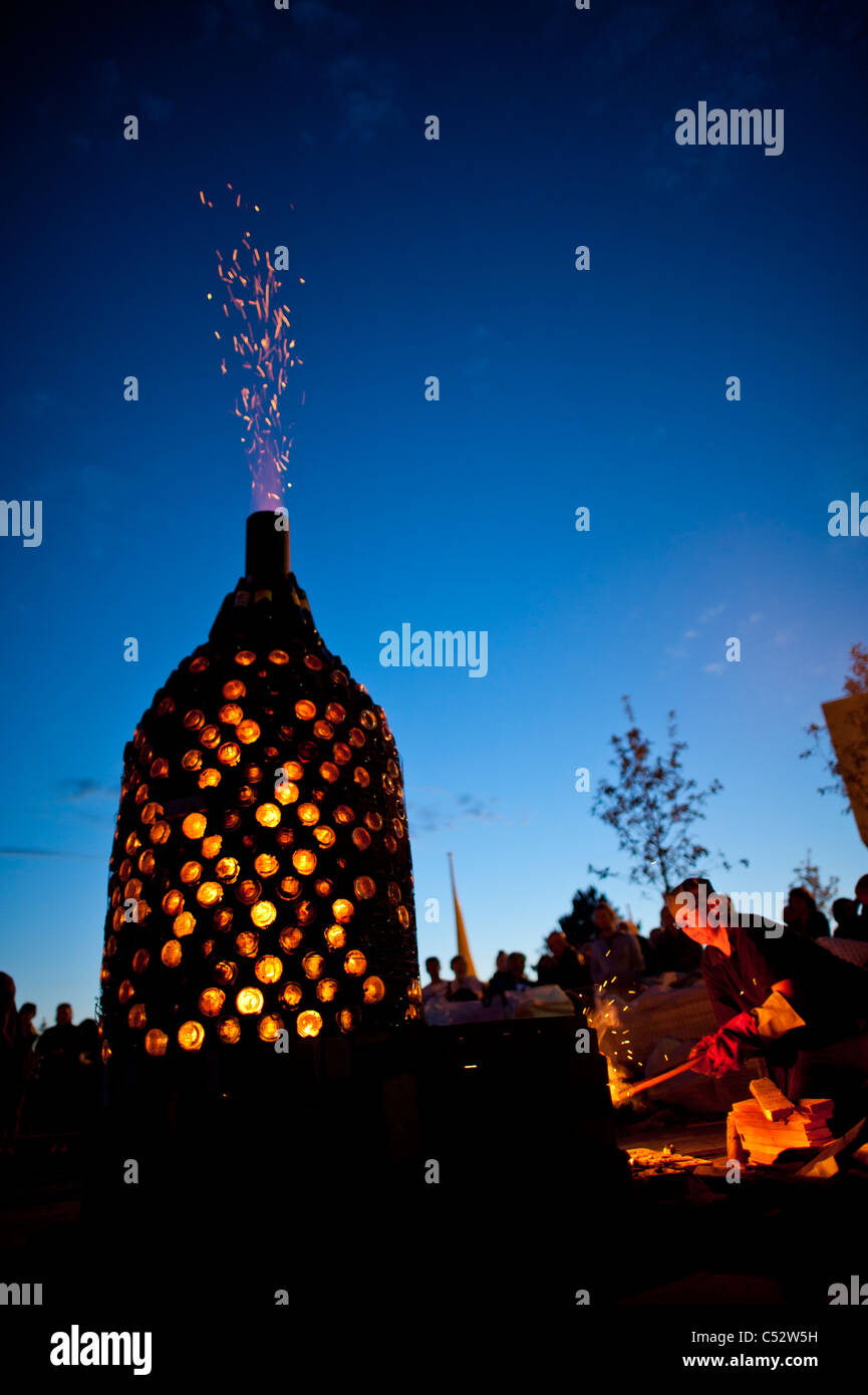 KARIN PUTCH-GRASSI, ceramica italiana maker, il suo lancio appositamente costruita una bottiglia di vetro forno a livello internazionale Festa della ceramica Foto Stock