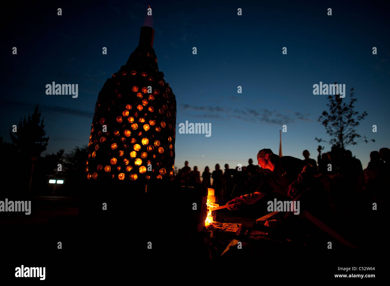 KARIN PUTCH-GRASSI, ceramica italiana maker, il suo lancio appositamente costruita una bottiglia di vetro forno a livello internazionale Festa della ceramica Foto Stock