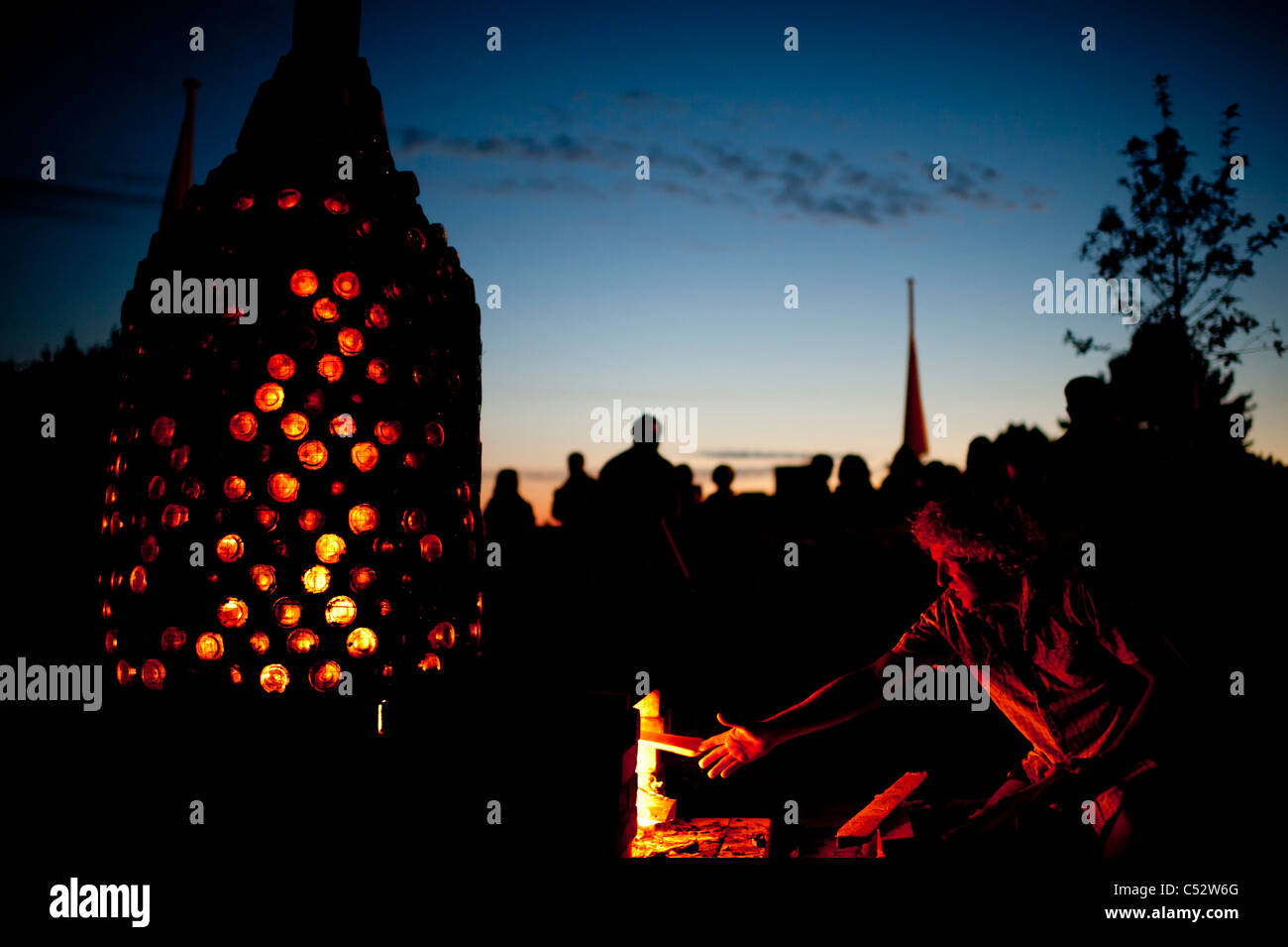 KARIN PUTCH-GRASSI, ceramica italiana maker, il suo lancio appositamente costruita una bottiglia di vetro forno a livello internazionale Festa della ceramica Foto Stock