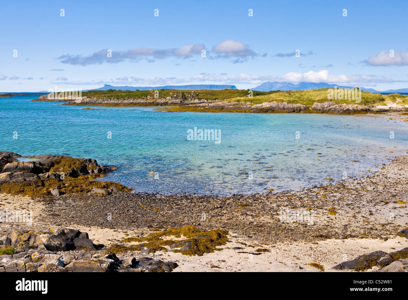 Vista delle isole di Eigg e rum dalle spiagge di Traigh vicino Portnaluchaig;Arisaig su Scotlands west coast Foto Stock