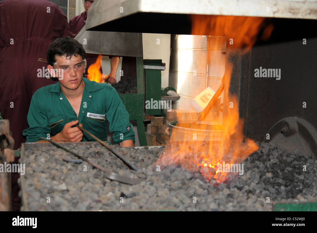 Una dimostrazione blacksmithing nella fucina di giovani allievi di scuola Brymore Cannington Somerset England Regno Unito Foto Stock