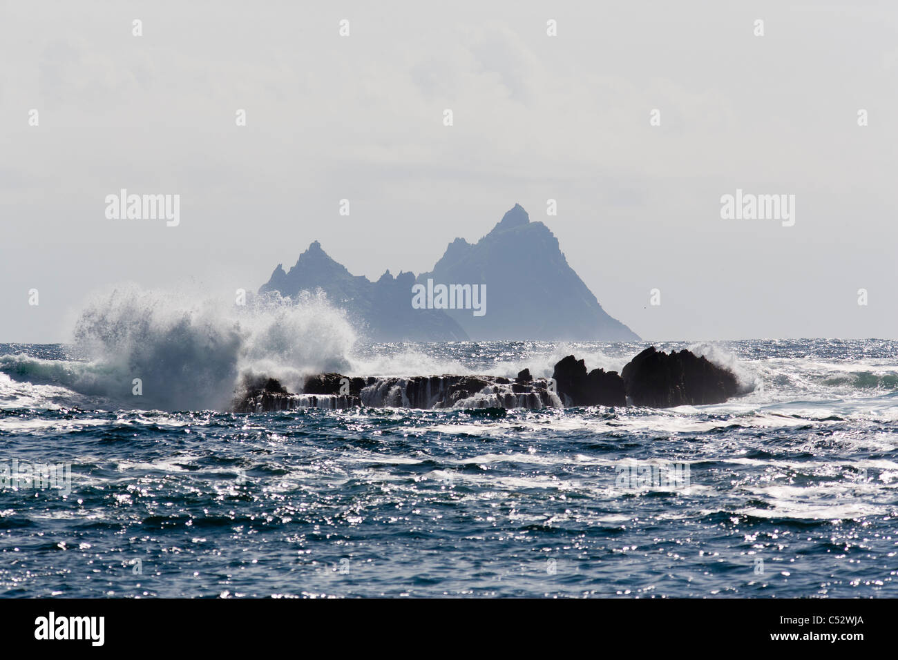 Onde che si infrangono sulle rocce al Skelligs, nella contea di Kerry, Irlanda Foto Stock