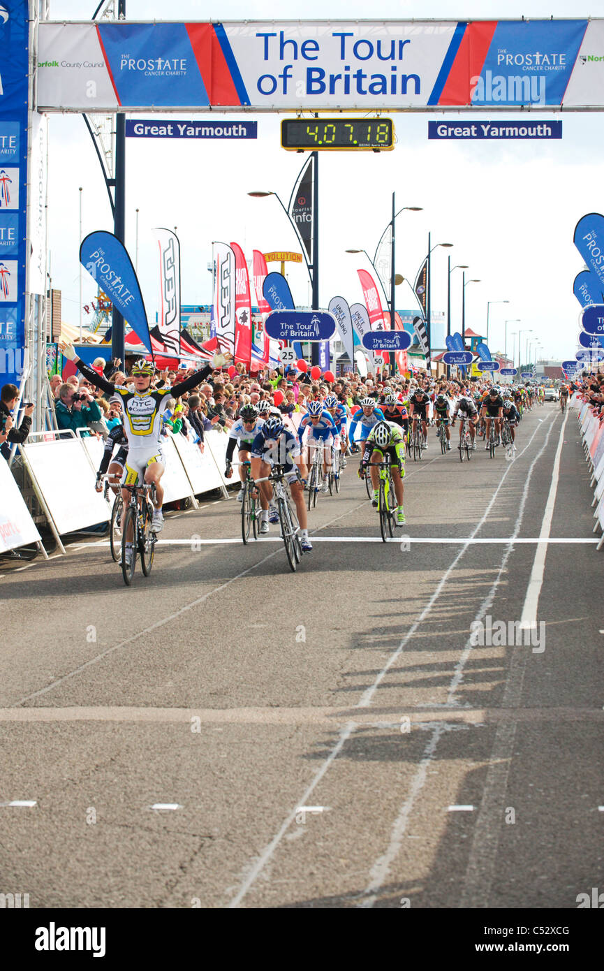 Folle immense allietare la tappa finale del tour della Gran Bretagna di Norfolk Foto Stock