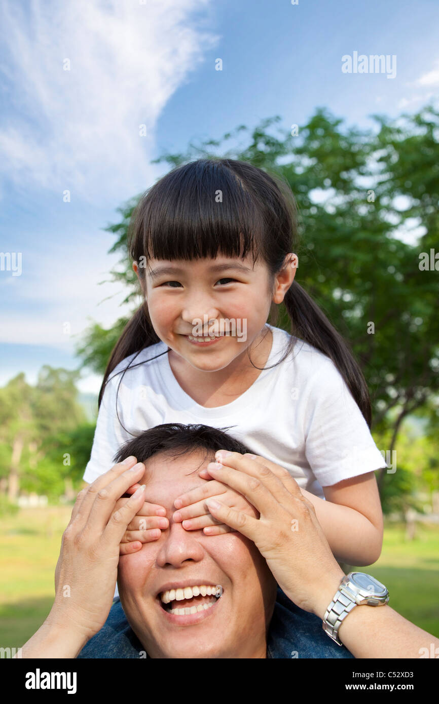 Felice ragazza asiatica giocando con il suo padre Foto Stock