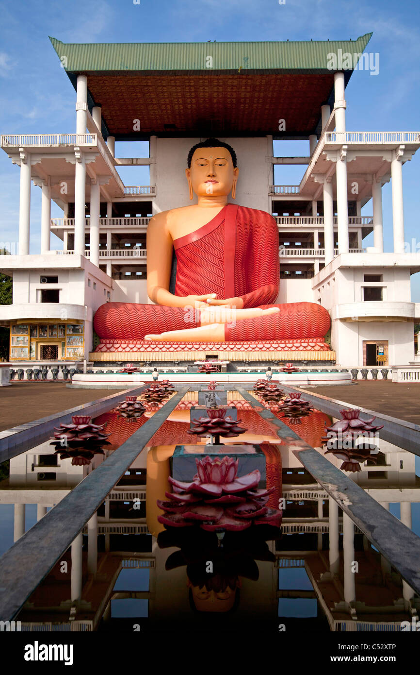 Seduta gigantesca statua di Buddha nel tempio Weherahena di Matara, Sri Lanka, Asia Foto Stock