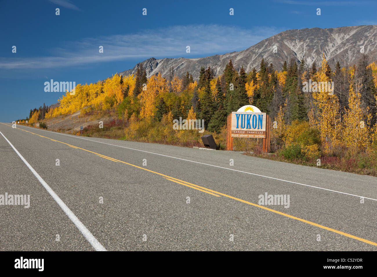 Vista del paesaggio e territorio dello Yukon segno lungo la Alaska Highway tra Haines e Haines Junction, Canada Foto Stock