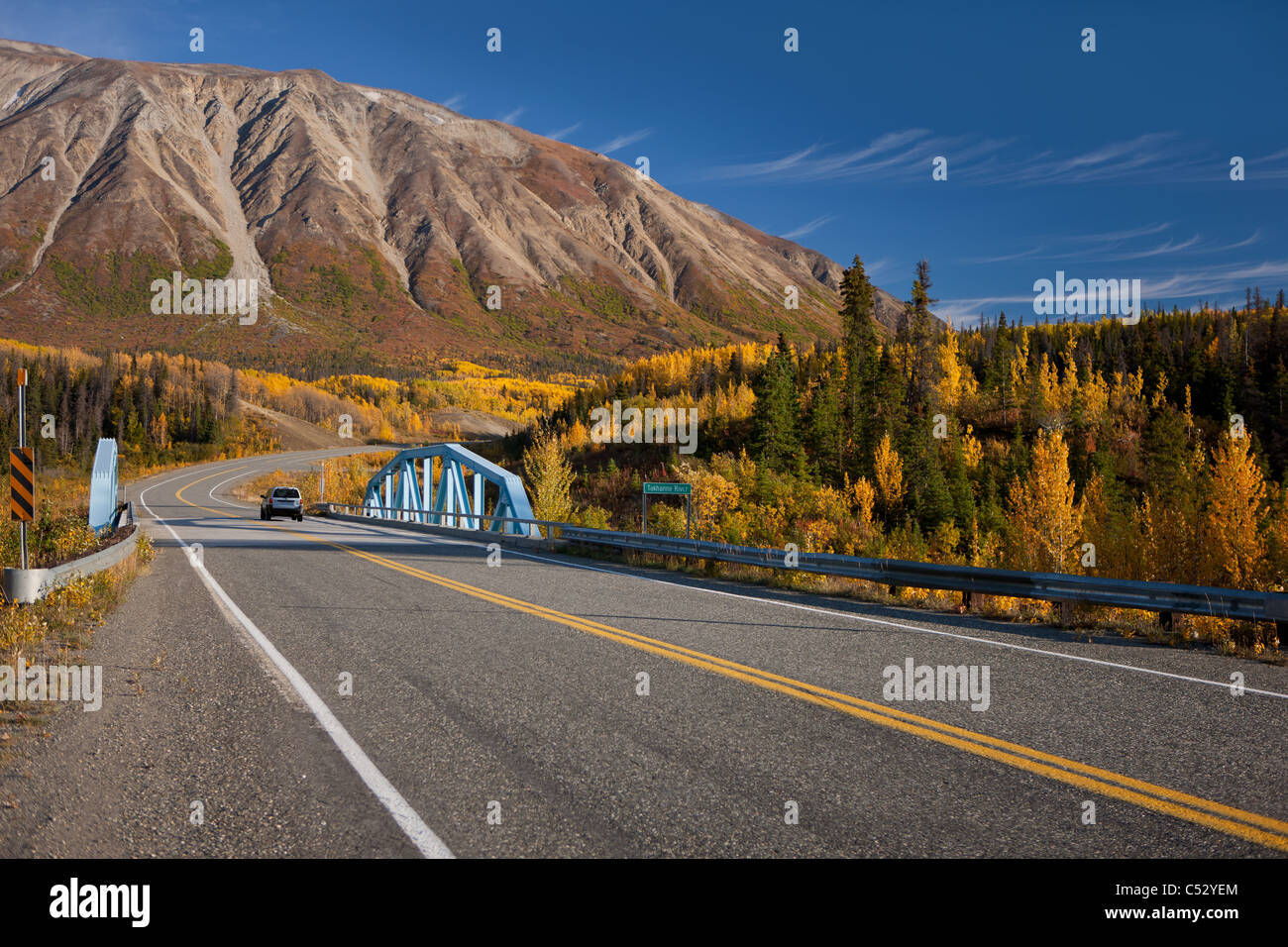 Scenic autunno vista lungo l'autostrada Alaska alla Takhanne River Bridge, Yukon Territory, Canada Foto Stock